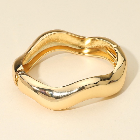 Jewelry - Wavy Metal Hinged Bangle Bracelet